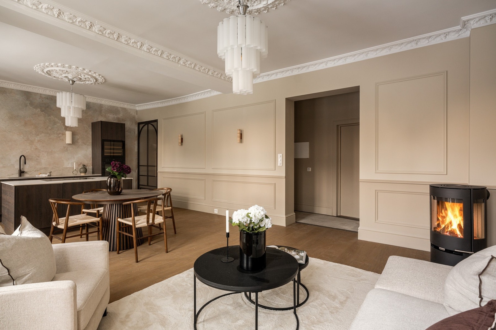 Høy standard med flott enstavs parkett på gulv og glatte overflater med flott listverk. Galleribilde