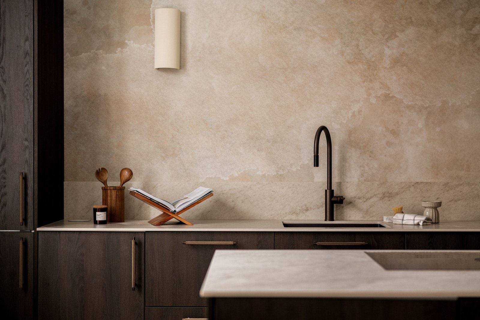 Veggen bak kjøkkenet er dekorert med en nydelig tapet. Galleribilde