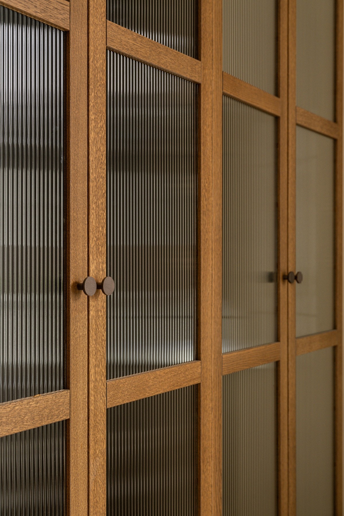 I entréen har du god oppbevaringsplass i flotte plassbygde garderobeskap. Alle håndtak på garderober og dører er fra Beslagdesign. Galleribilde