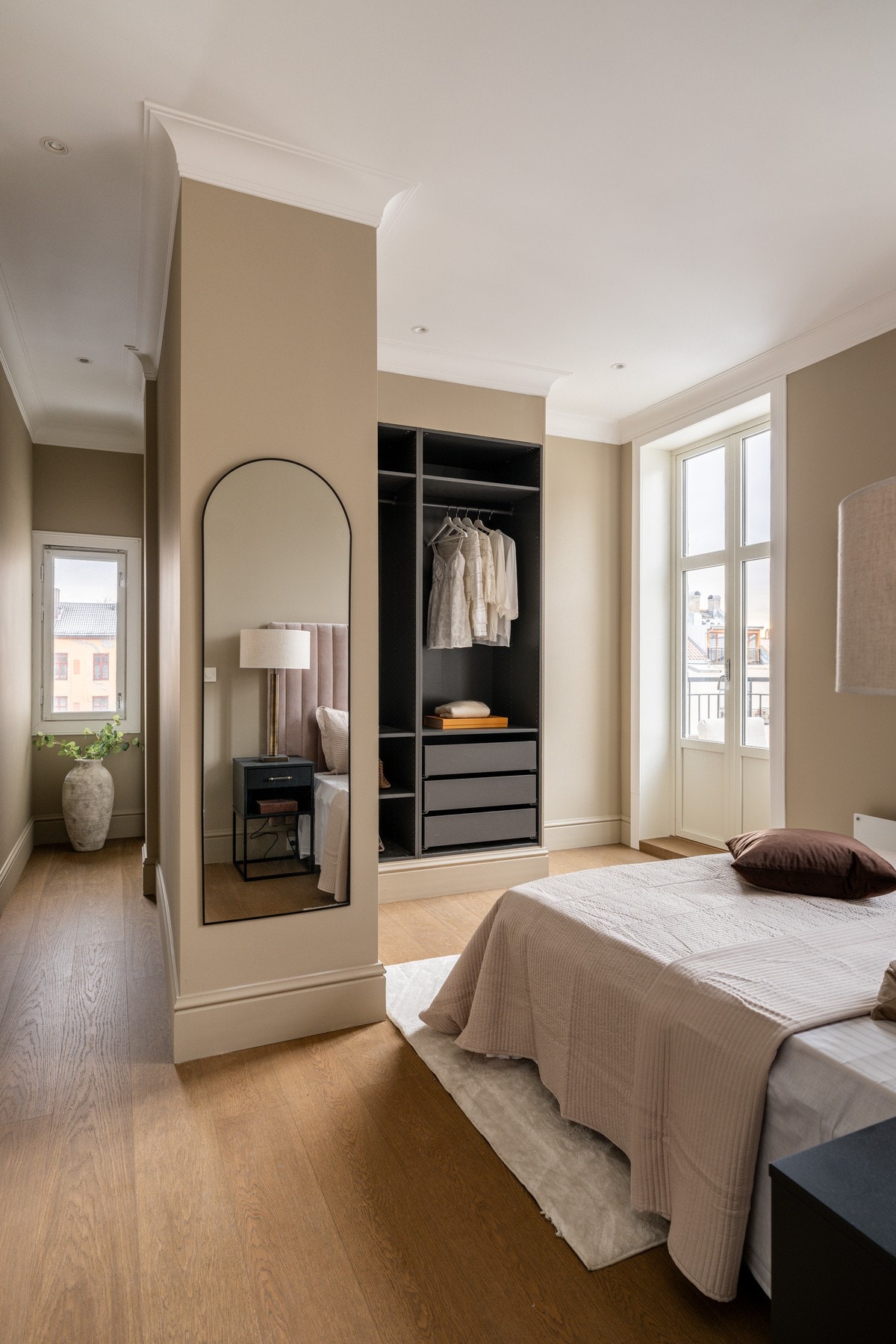 Soverom 2 er også et stort og sjenerøst rom som vender ut mot rolig bakgård. Galleribilde