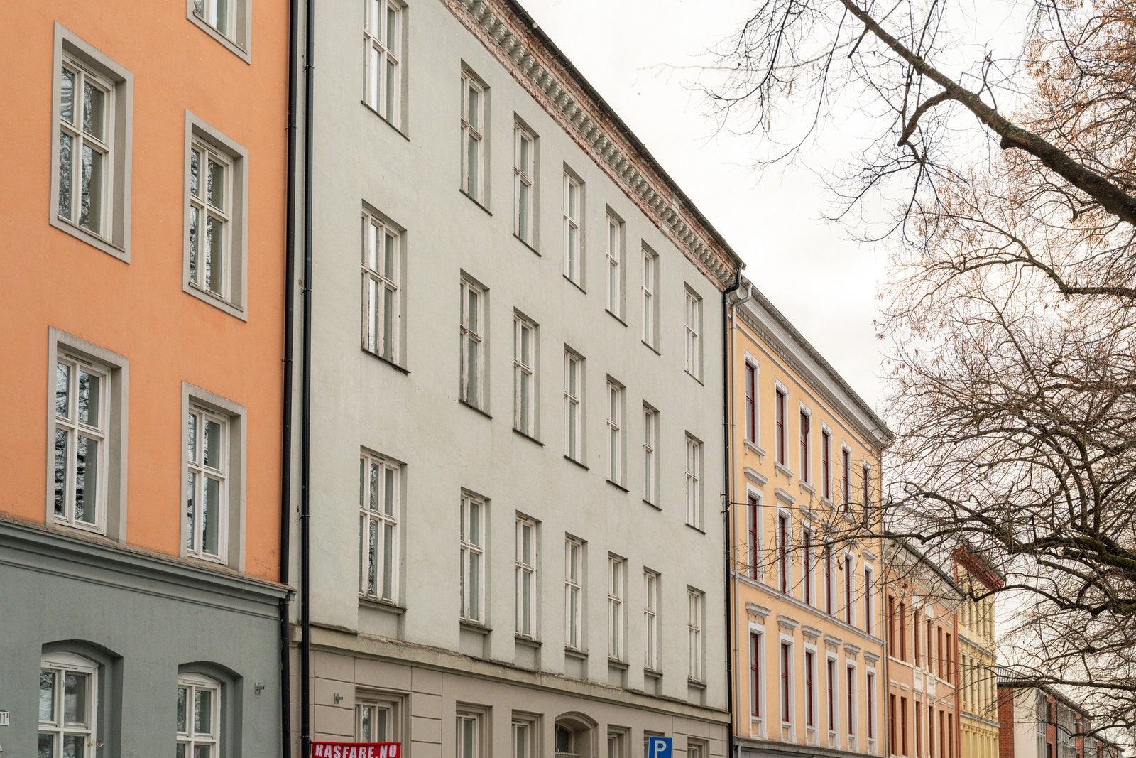 Fossveien er lenge blitt betraktet som en av de mest attraktive gatene på Grünerløkka. Her bor du tilbaketrukket og rolig, samtidig supersentralt med alt av kaféer, restauranter og butikker i umiddelbar nærhet. Galleribilde