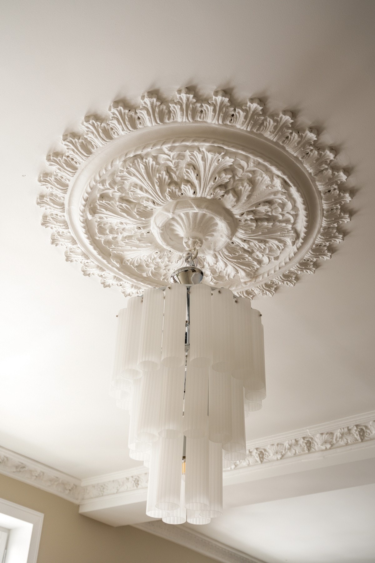 I himlingen er det nydelige klassiske detaljer som stukkaturer og rosetter. Galleribilde