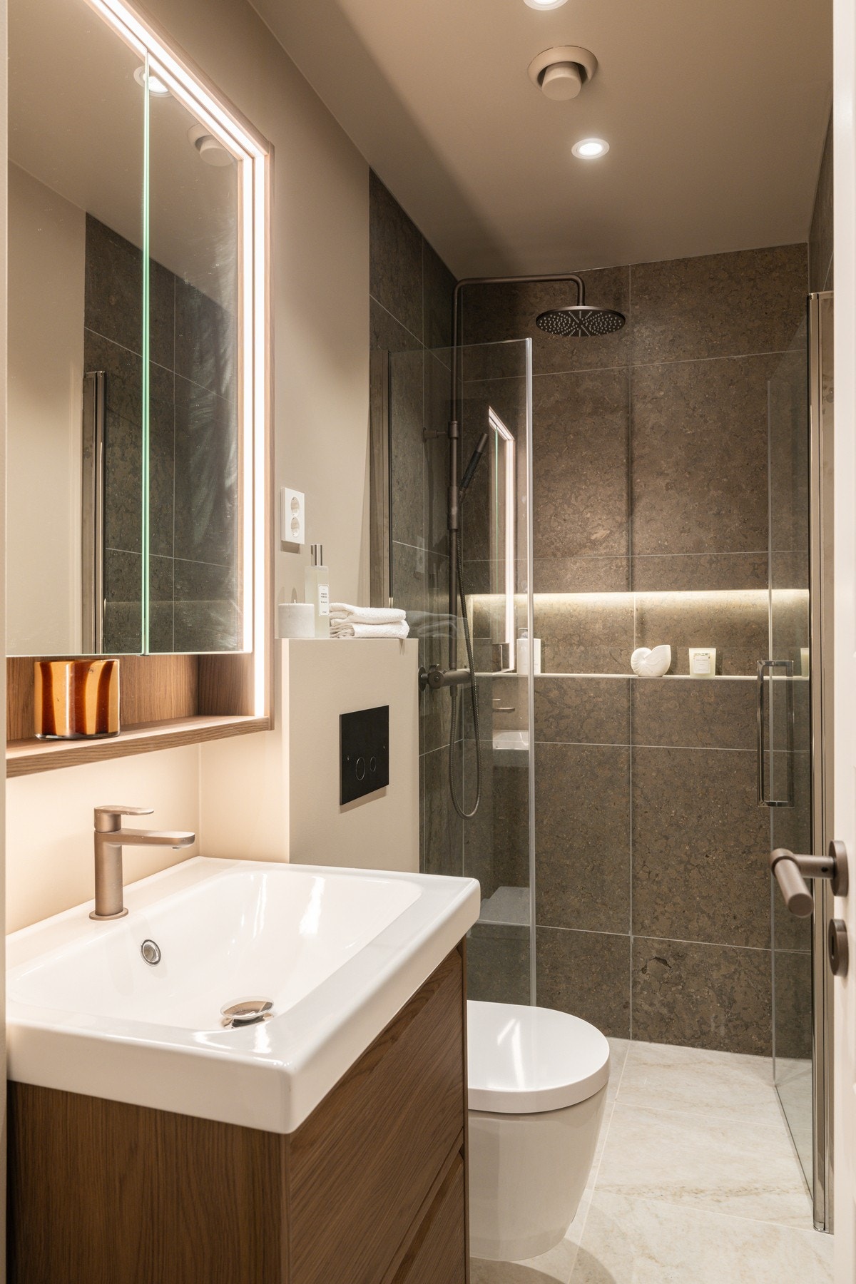 Rett utenfor soverommet ligger baderom 2 som også var nytt i 2026. Baderommet har de samme flotte flisene fra Brickmate, deilig gulvvarme og downlights i himlingen. Galleribilde