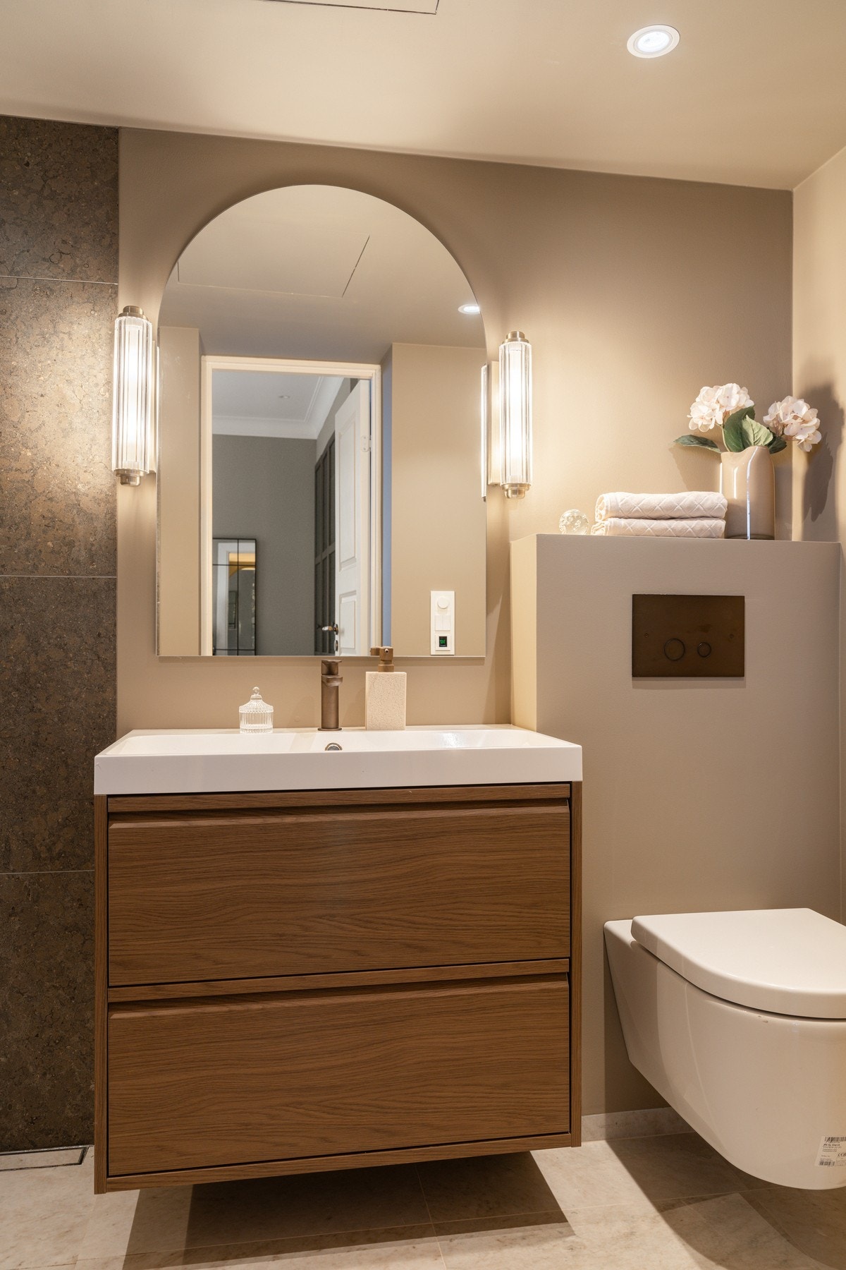 Fra soverommet er det adkomst til et smakfullt en-suite baderom fra 2026. Baderommet har fine fliser fra Brickmate, deilig gulvvarme og downlights i himlingen. Galleribilde