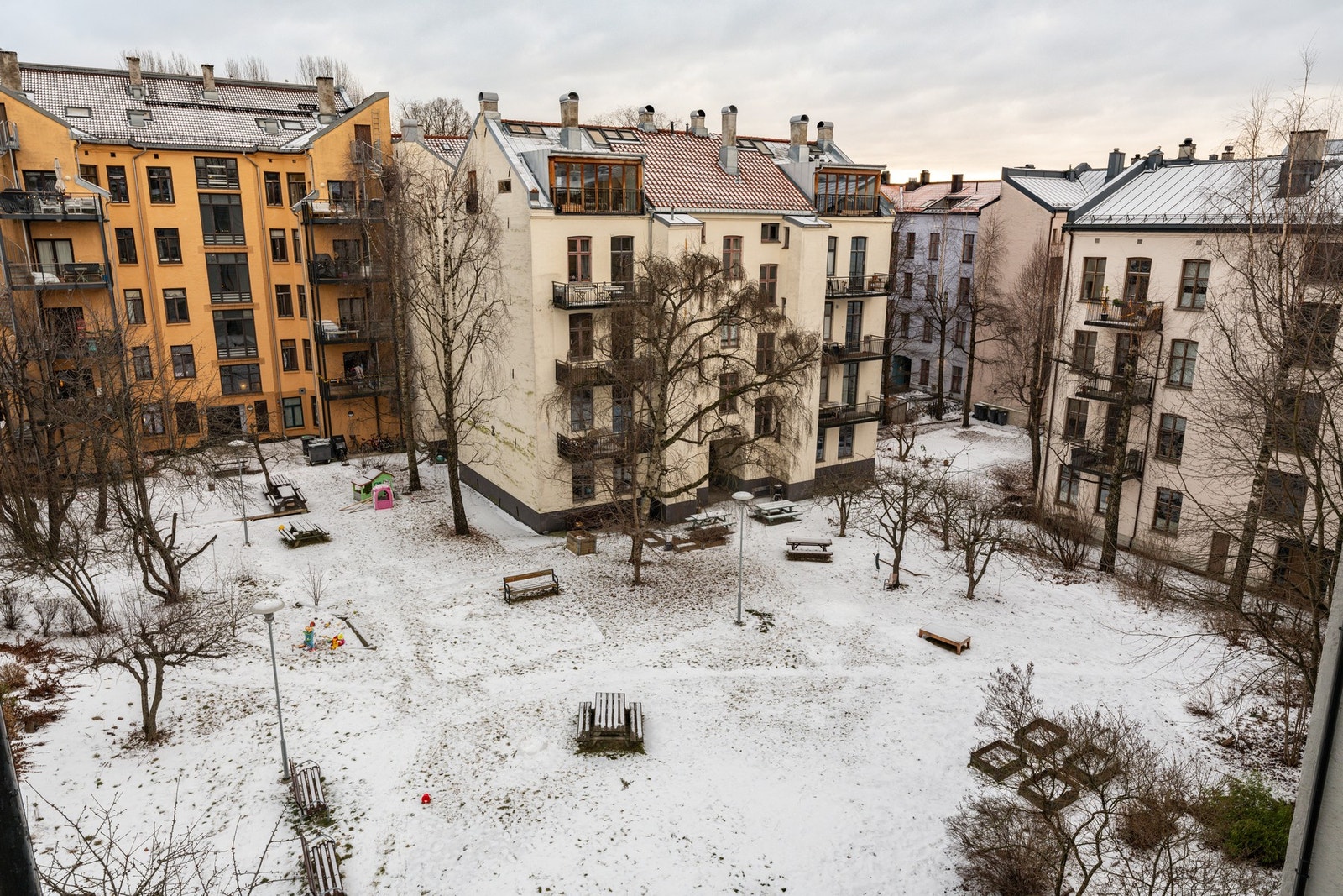 Her sitter du høyt, fritt og solrikt med nydelig utsikt over bakgården. Galleribilde