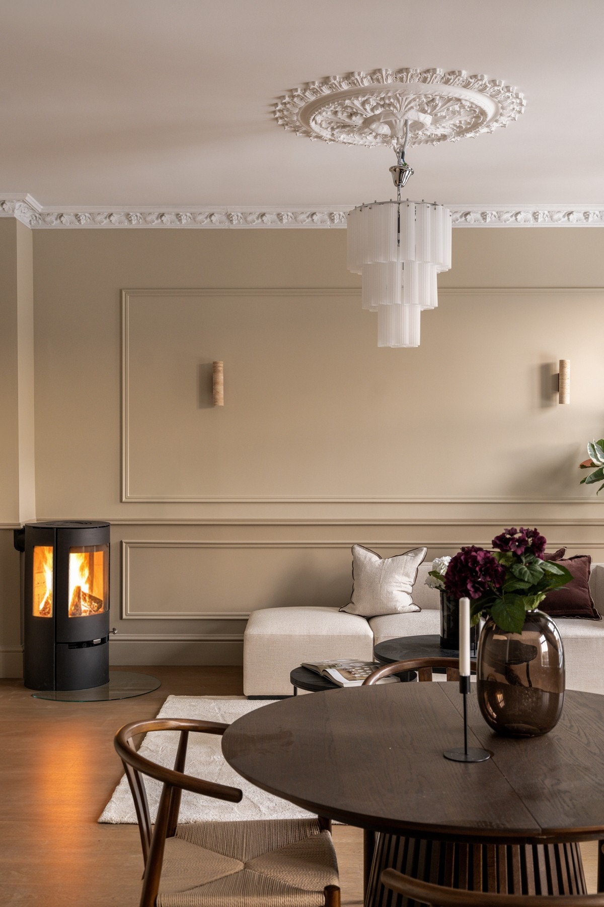 I hjørnet av stuen er det en ny vedovn som både gir god varme og bidrar til ekstra hygge på kaldere høst- og vinterdager. Galleribilde