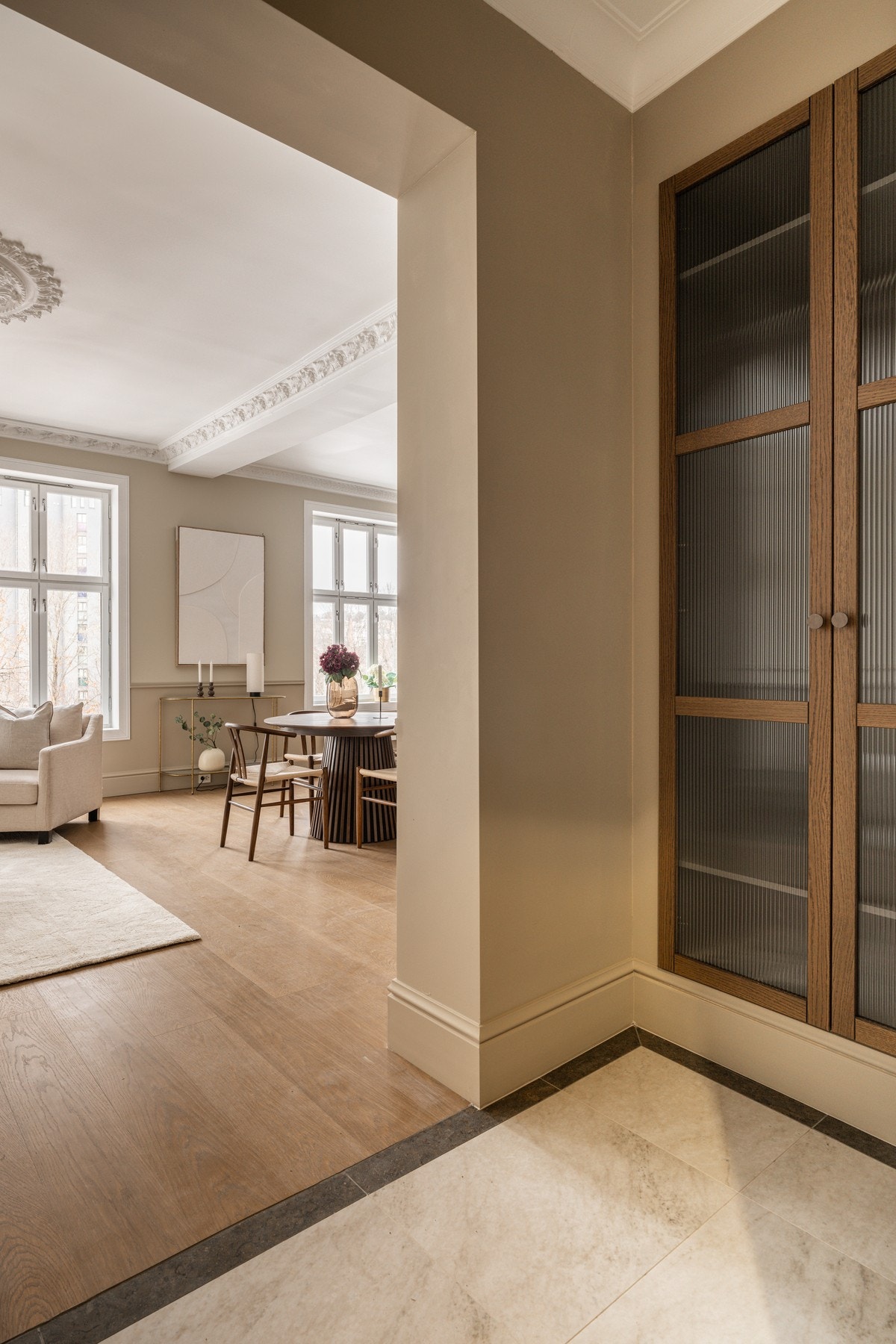 Du ønskes velkommen inn i en lys og fin entré som gir et meget godt førsteinntrykk. Galleribilde