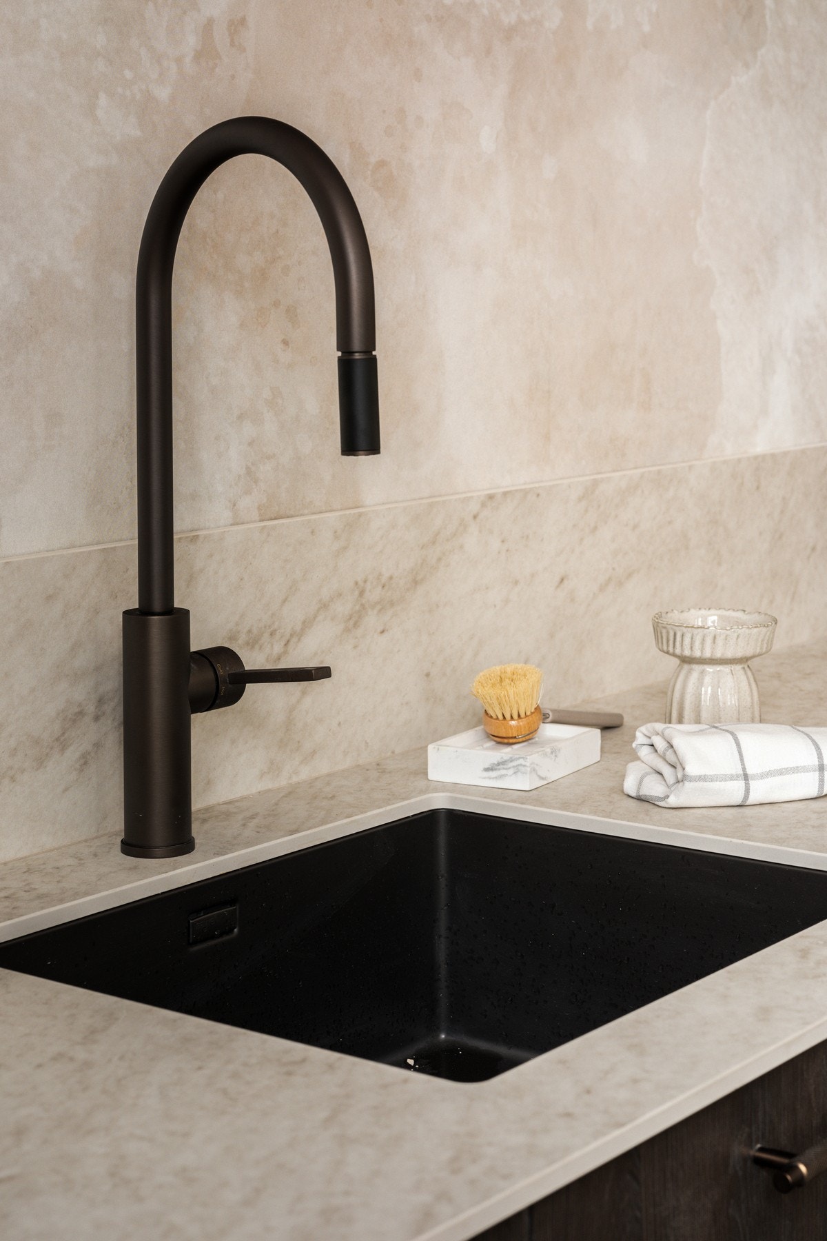 Påkostet benkeplate fra Brickmate med underlimt vask og armatur med uttrekk fra Tapwell. Galleribilde