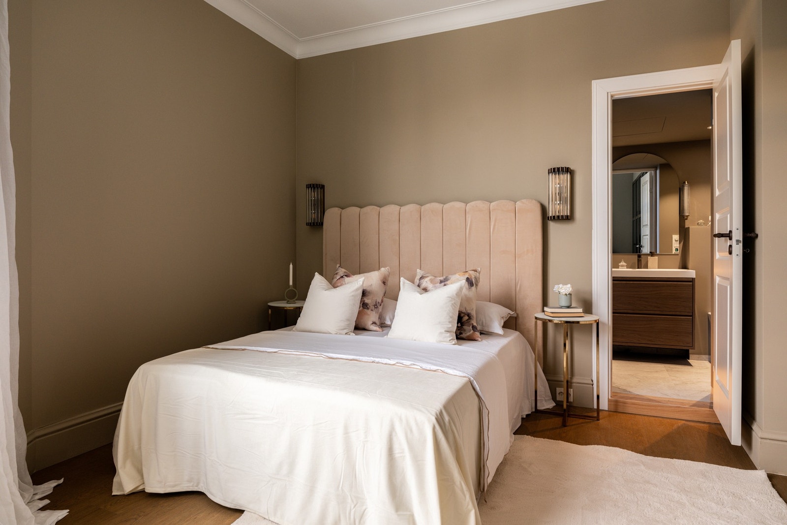 Naturlig plass til dobbeltseng med tilhørende nattbord. Galleribilde