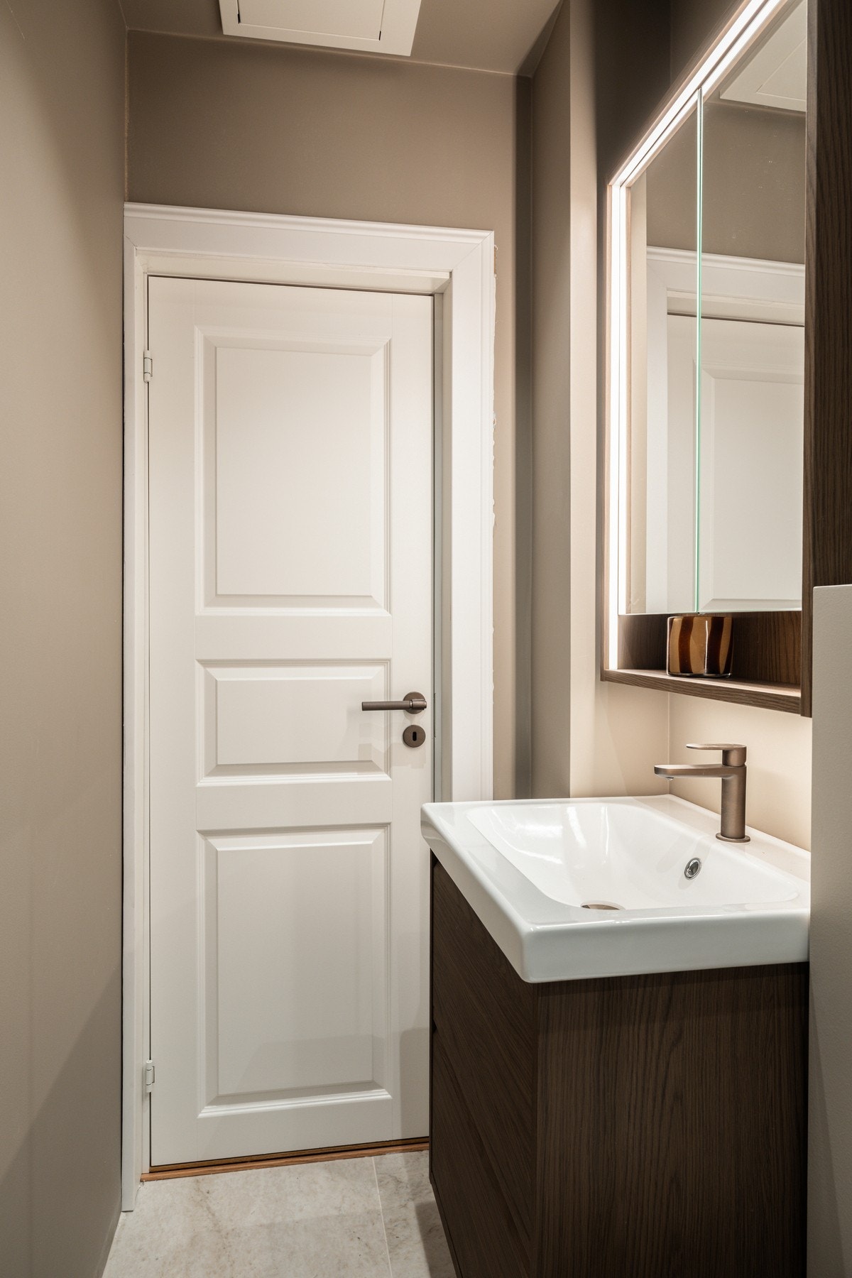 Baderommet er også utstyrt med pen innredning med heldekkende servant, speilskap med integrert belysning og vegghengt toalett. Galleribilde