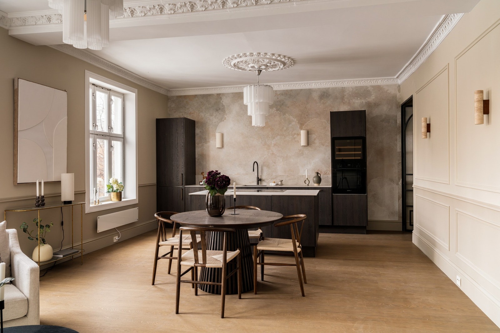 Leiligheten ligger i 4. etasje i en klassisk bygård med heis, og har en god planløsning med åpen stue- og kjøkkenløsning, egen soveromsavdleing med hovedsoverom med en-suite baderom, i tillegg til romslig soverom 2 og baderom. Galleribilde