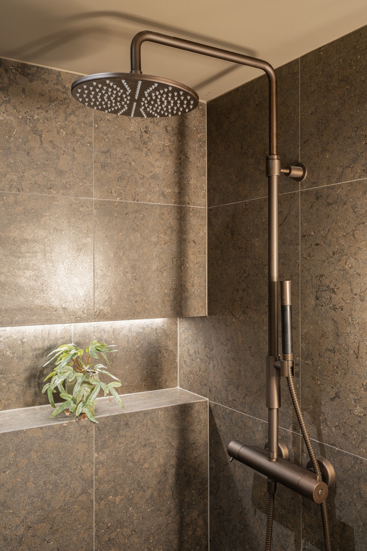 Stilrent armatur fra Tapwell med både hånd- og regnfallsdusj. Galleribilde