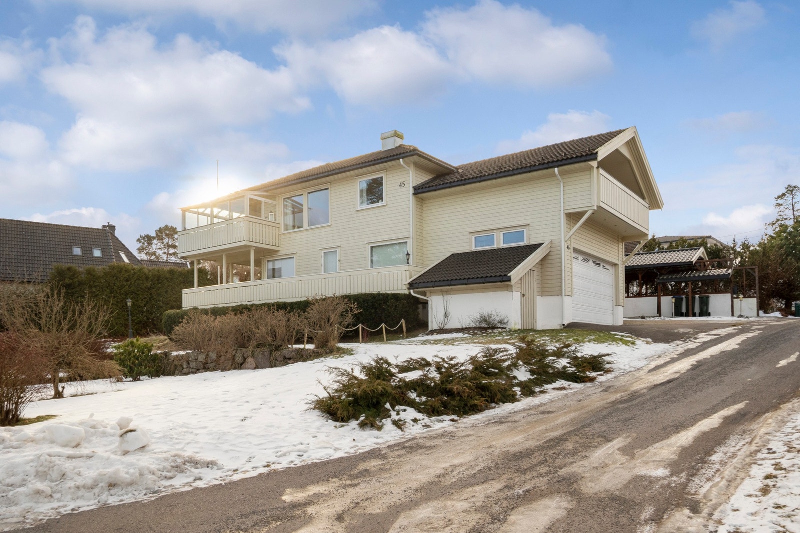 Tomten er pent opparbeidet med grønne arealer. Galleribilde