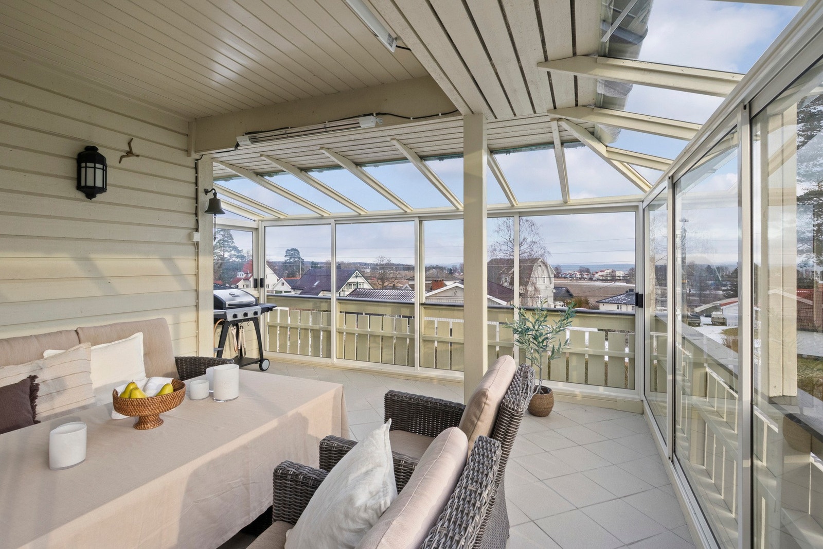 Verandaen ble innglasset rundt 2014 og har flislagt gulv, skyvbare vinduer, belysning, stikkontakter og varmelamper - noe som gjør det mulig å nyte uteplassen gjennom store deler av året. Galleribilde