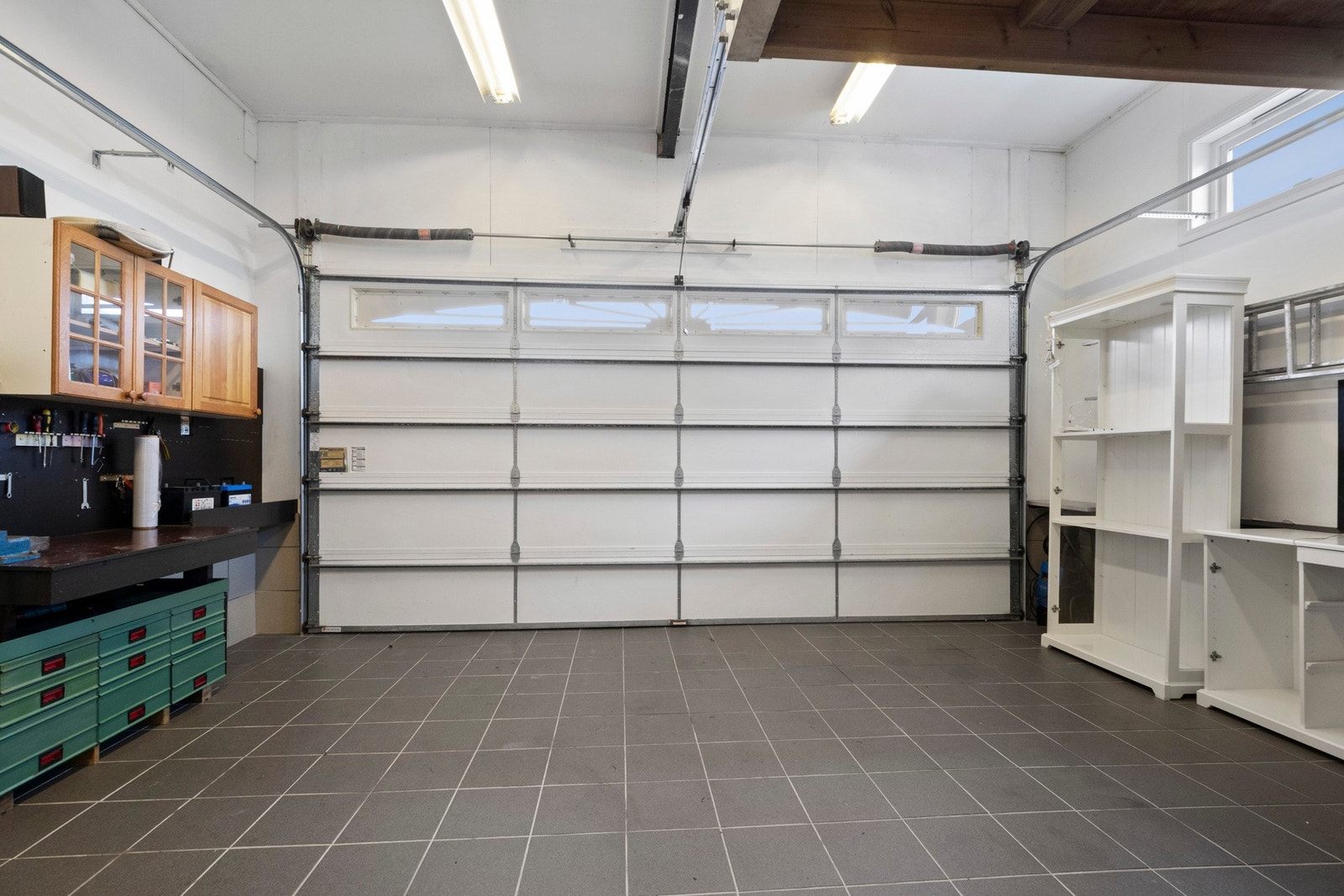 Det er lagt inn strøm og god belysning, og gulvet er flislagt. Galleribilde