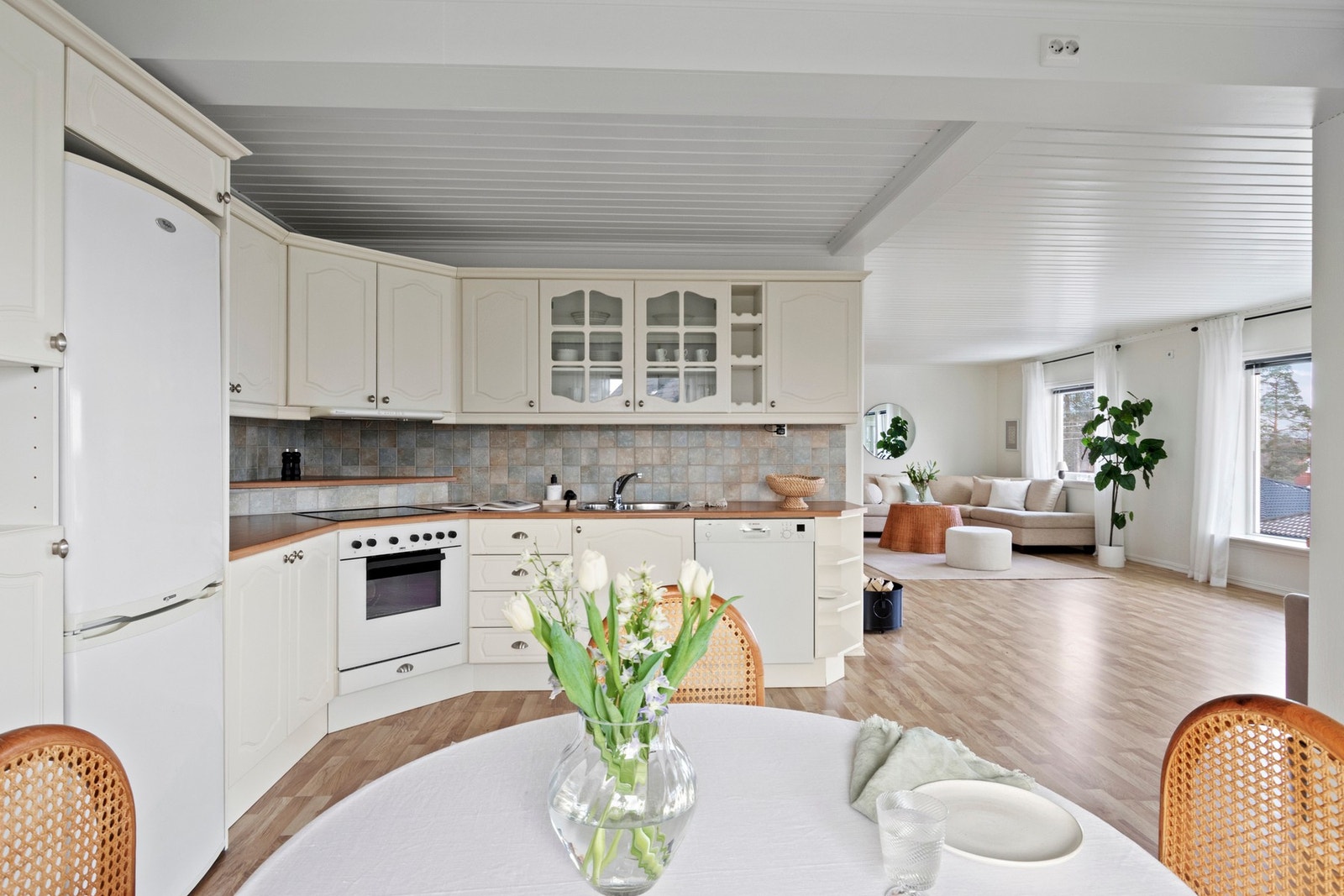 Kjøkkenet ligger tilbaketrukket og har en praktisk L-form med godt med både benke- og skapplass. Galleribilde