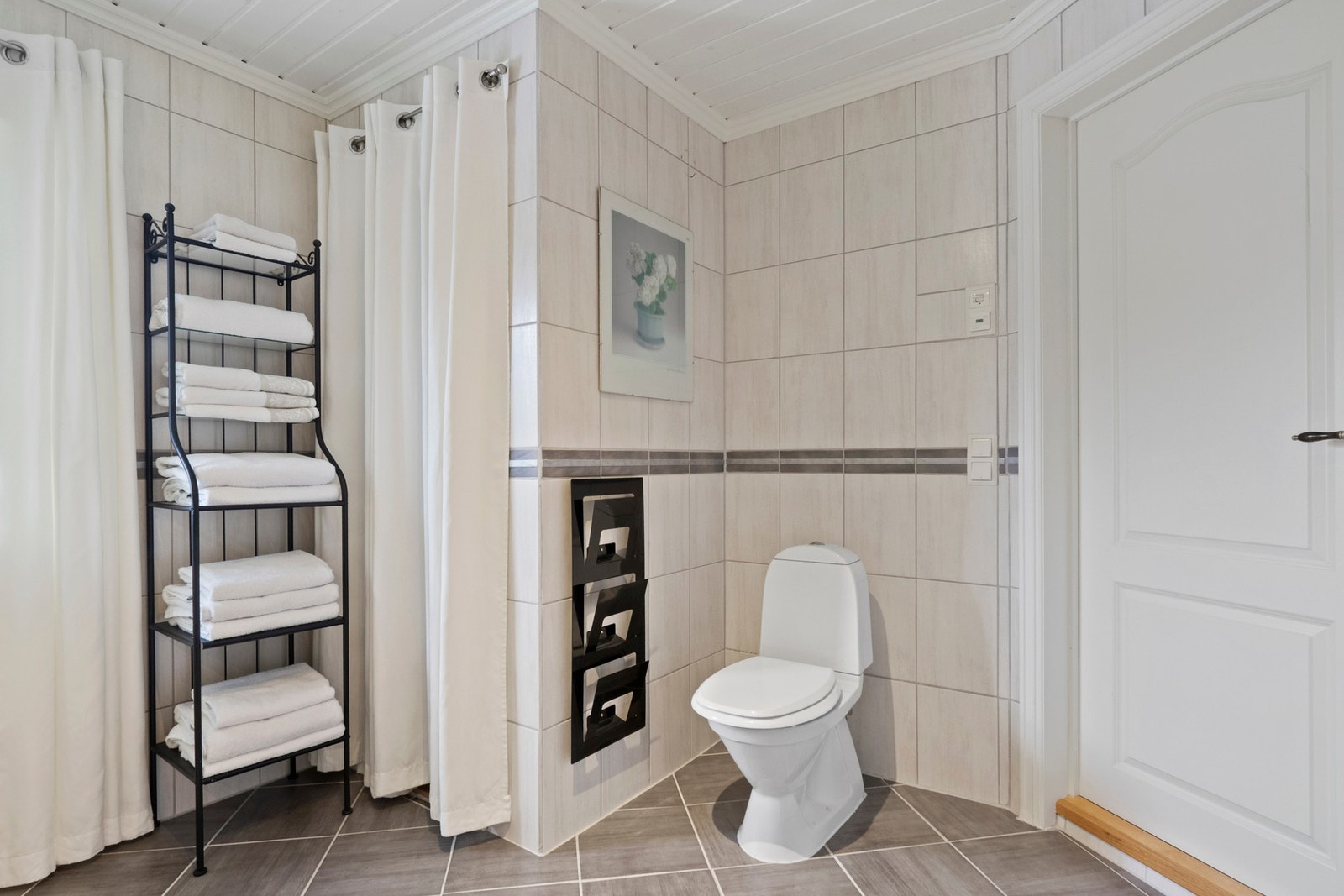 Her finnes dusjkabinett, toalett, varmekabler i gulvet og opplegg for vaskemaskin. Galleribilde