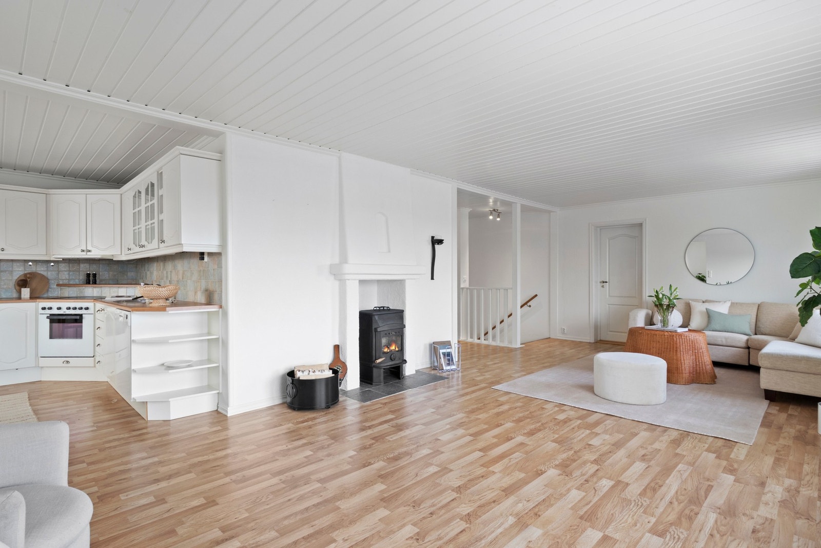 Stue og kjøkken danner et åpent og luftig allrom med god romfølelse. Galleribilde