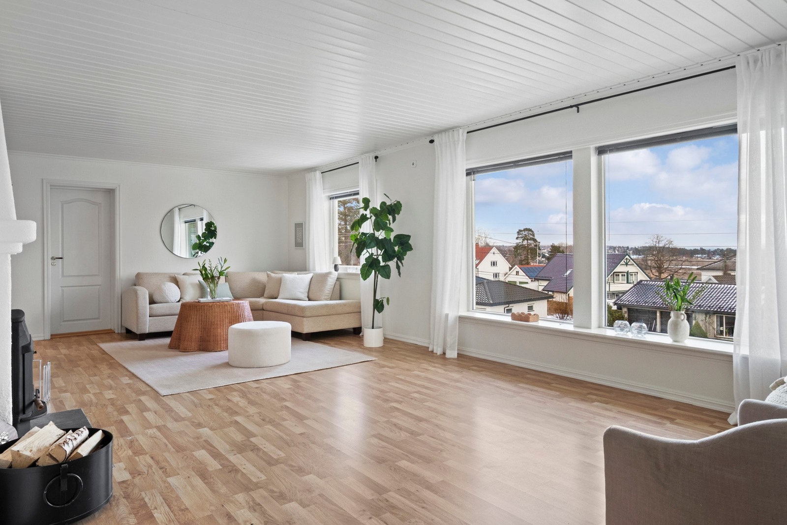 Store vindusflater på to sider slipper inn rikelig med dagslys, og vinduene i front gir flott utsikt mot fjorden. Galleribilde