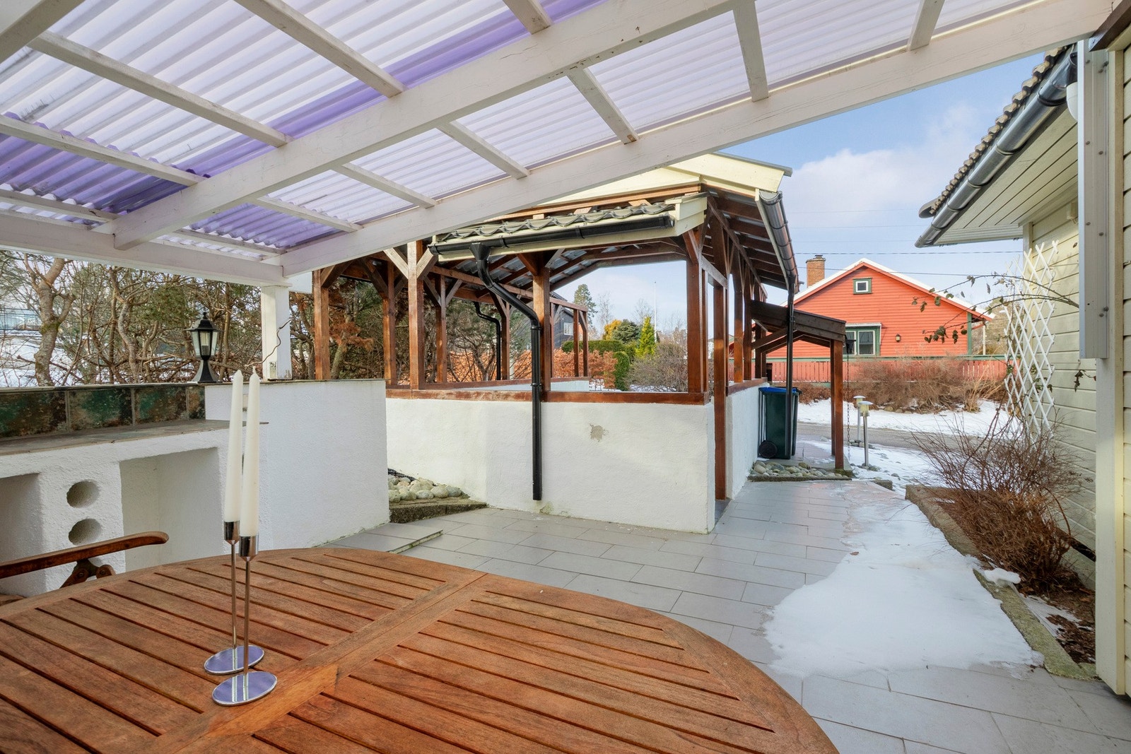 Delvis innebygd terrasse på ca. 20 kvm - et lunt og skjermet uterom som kan benyttes selv når det regner. Galleribilde