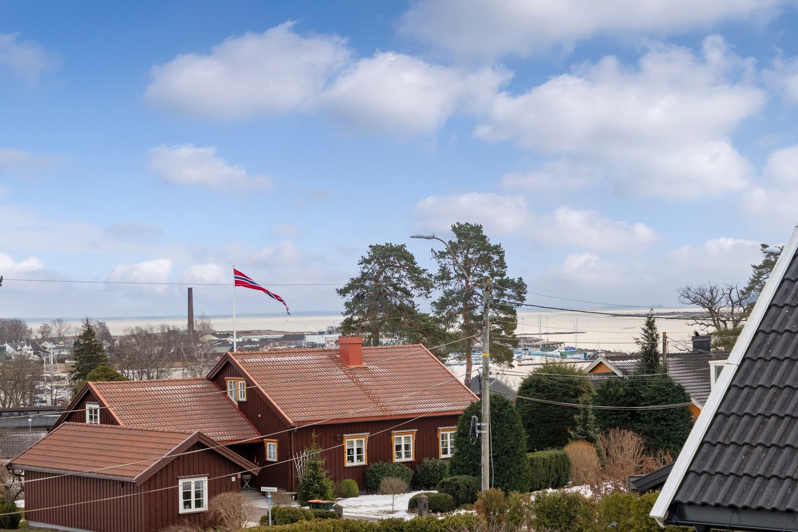 Plasseringen gir optimale solforhold og flott utsikt over Oslofjorden. Galleribilde