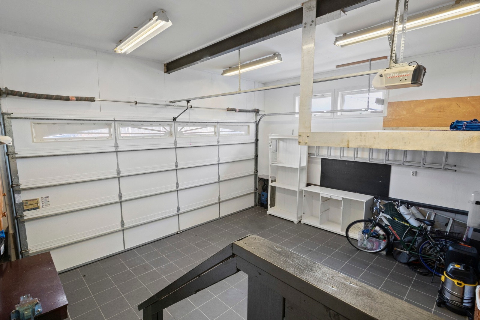 Garasjen har direkte adkomst til boligen. Galleribilde