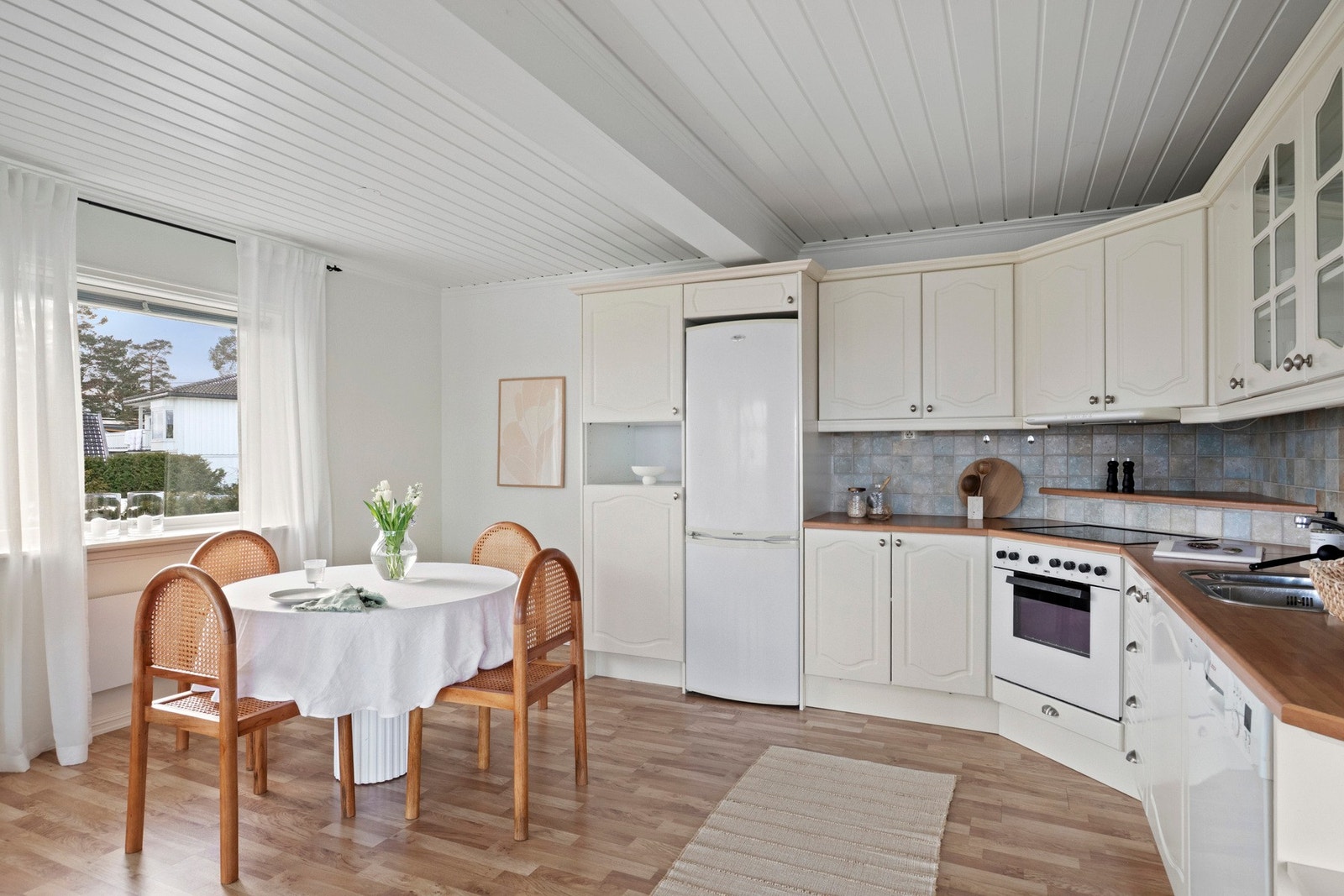 Platetopp og stekeovn er integrert, og det er opplegg for oppvaskmaskin samt egen nisje for kjøleskapet. Galleribilde