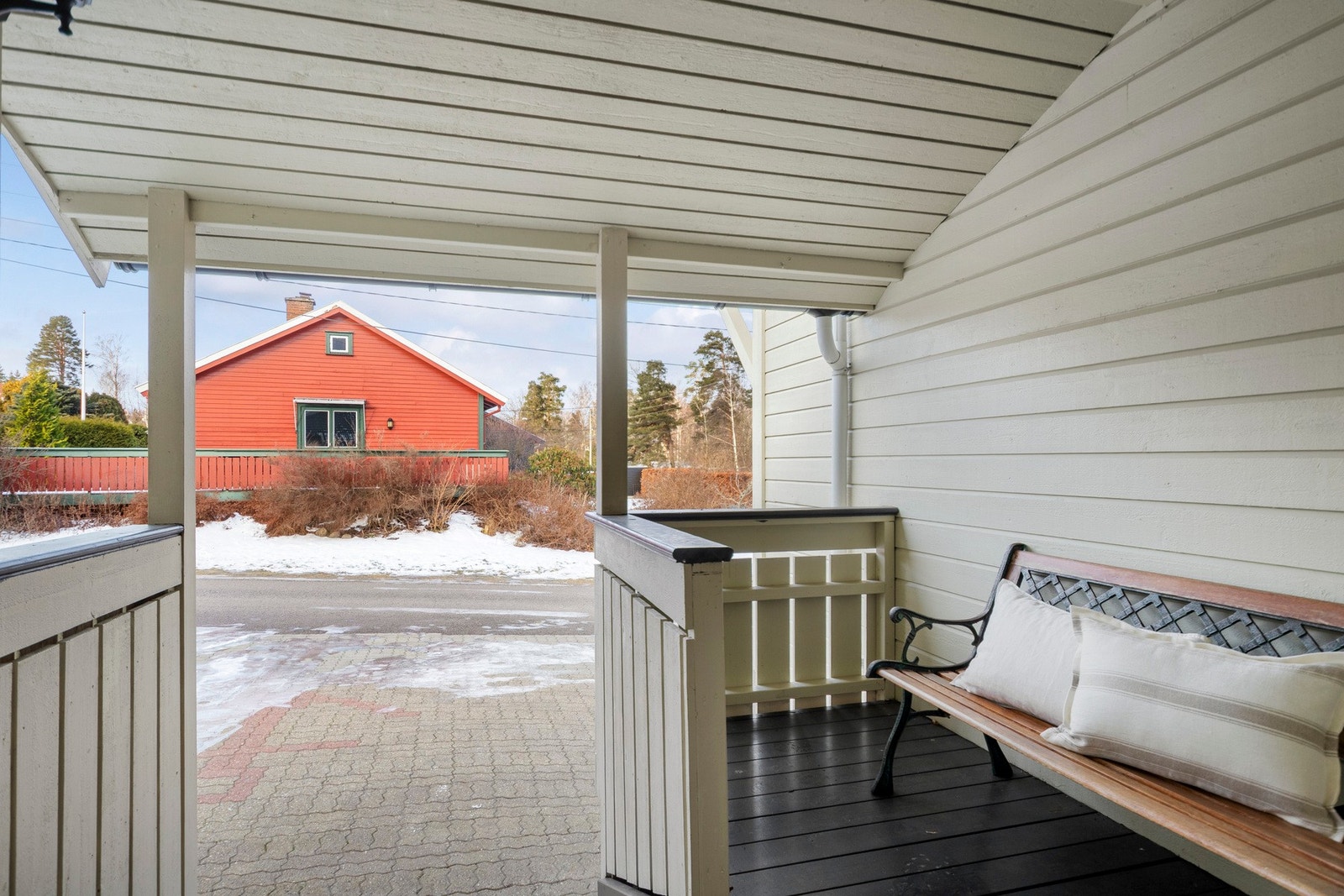 Inngangspartiet er overbygd og har plass til en benk eller et lite kafésett som skaper en hyggelig velkomst. Galleribilde