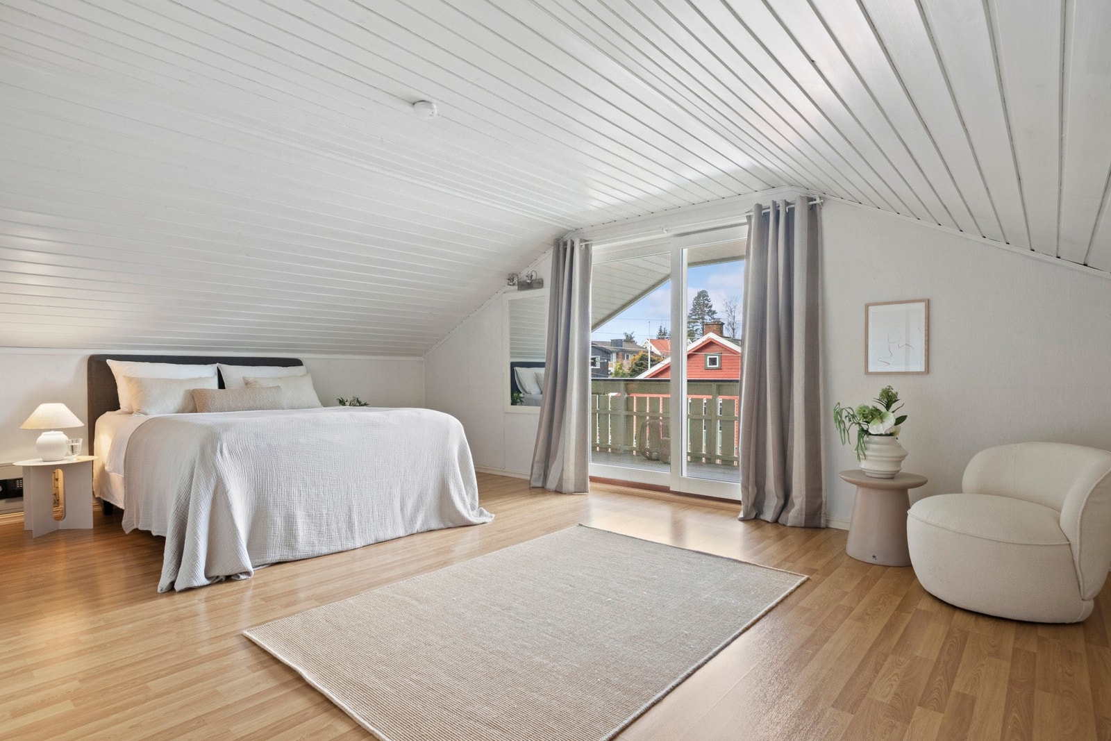 Hovedsoverommet har utgang til en overbygd balkong. Galleribilde