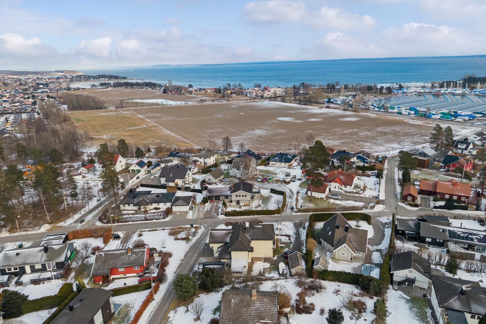 Området oppleves som trygt og etablert, med lite gjennomgangstrafikk og en behagelig atmosfære for både barnefamilier og voksne. Galleribilde