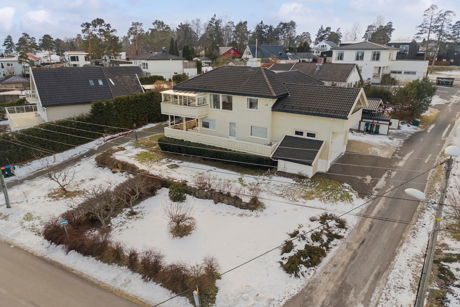 Eiendommen ligger i et svært populært, solrikt og barnevennlig boligområde på Øvre Bogen i Tønsberg kommune. Galleribilde