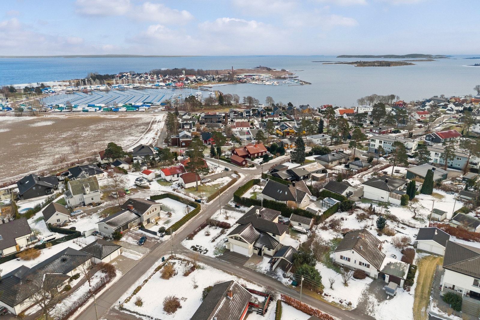 Nærmeste bussholdeplass er Nedre Bogen, ca. 5 minutters gange fra boligen, med gode forbindelser mot Tønsberg sentrum. Avstand til Tønsberg sentrum er ca. 4 km. Galleribilde