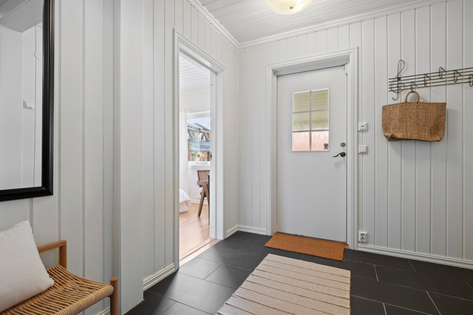 Her er det rikelig plass til å sette fra seg sko og henge fra seg yttertøy. Galleribilde