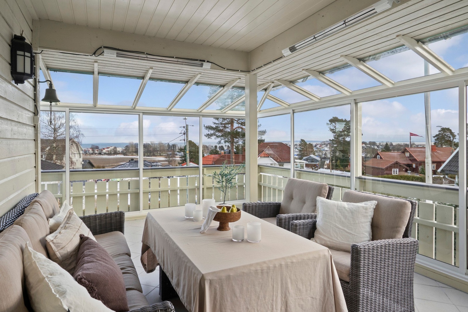 Fra stuen er det utgang til en innbydende veranda med panoramautsikt. Galleribilde