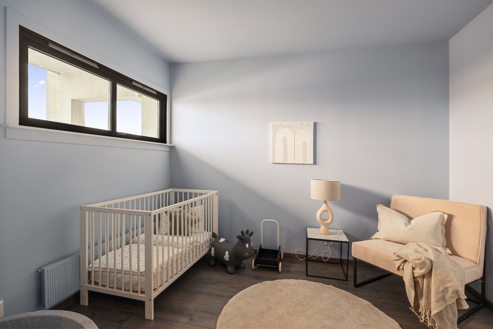 Rolige fargetoner og gjennomgående parkett skaper en harmonisk helhet i alle rommene. Soverom 3. Galleribilde