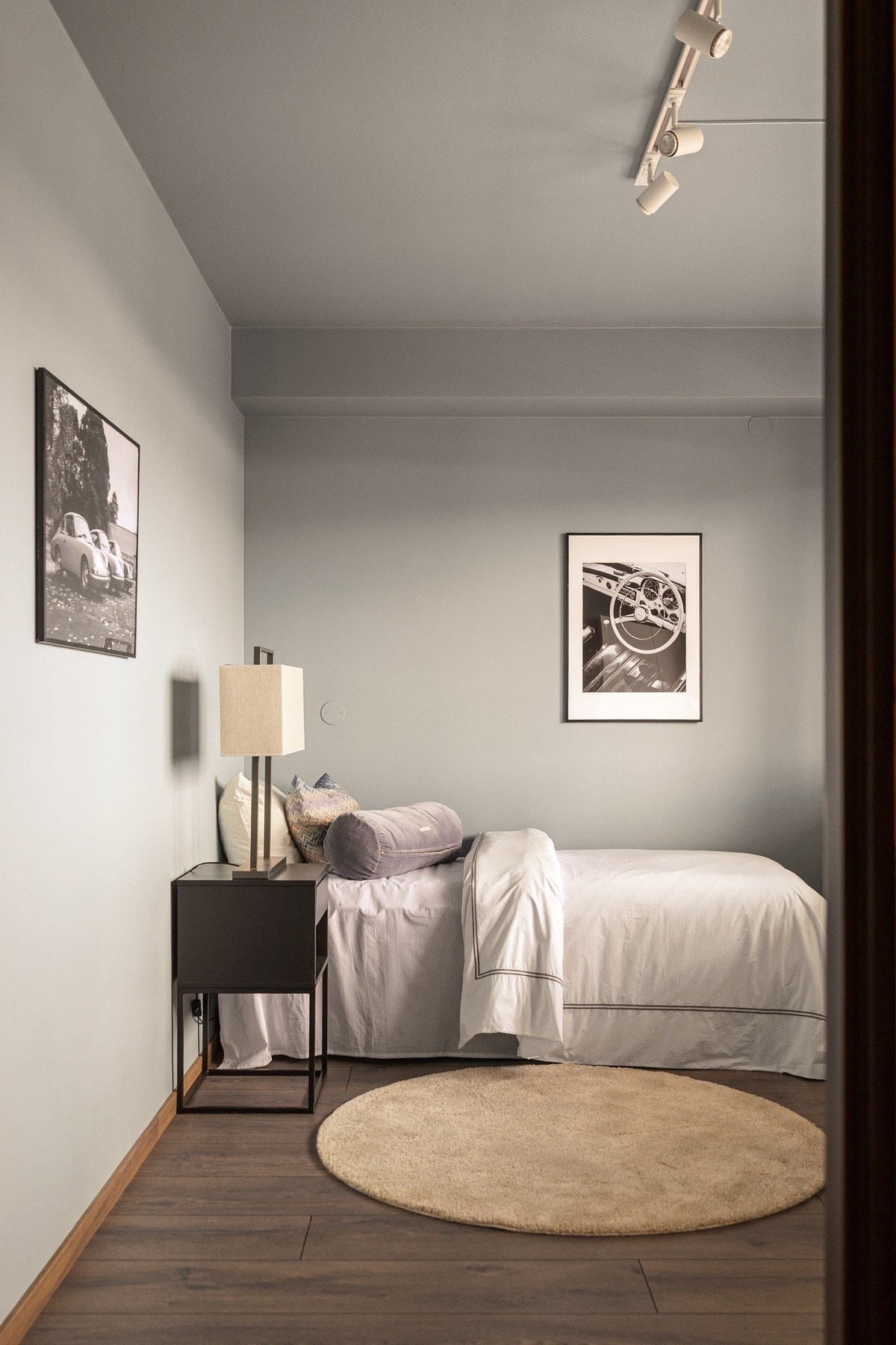 De øvrige soverommene er lyse og innbydende, og egner seg godt som barnerom, gjesterom eller hjemmekontor. Soverom 2. Galleribilde