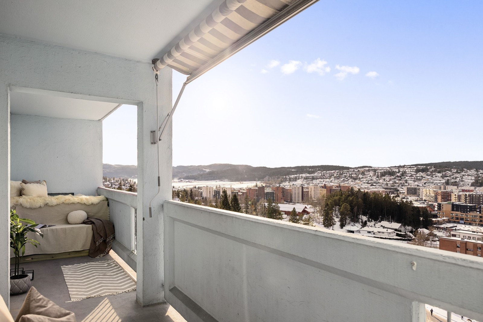 Romslig balkong som byr på gode muligheter for å nyte utsikten i rolige omgivelser. Galleribilde