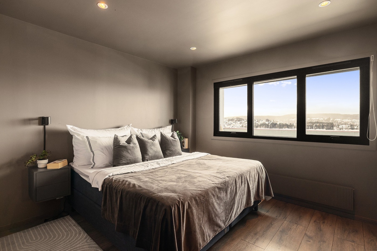 Hovedsoverommet er romslig og lunt, med god plass til dobbeltseng og tilhørende møblement. Galleribilde