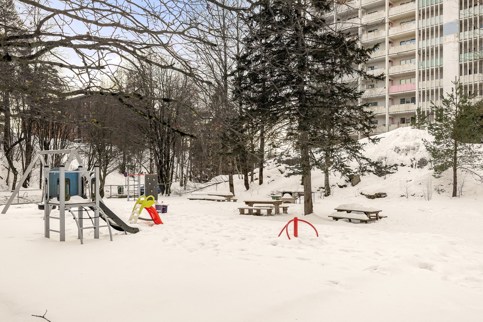 Leiligheten har en populær beliggenhet i et meget sentralt og attraktivt boligområde i Lørenskog kommune, mellom Metro senter og Lørenskog Storsenter Triaden. Galleribilde