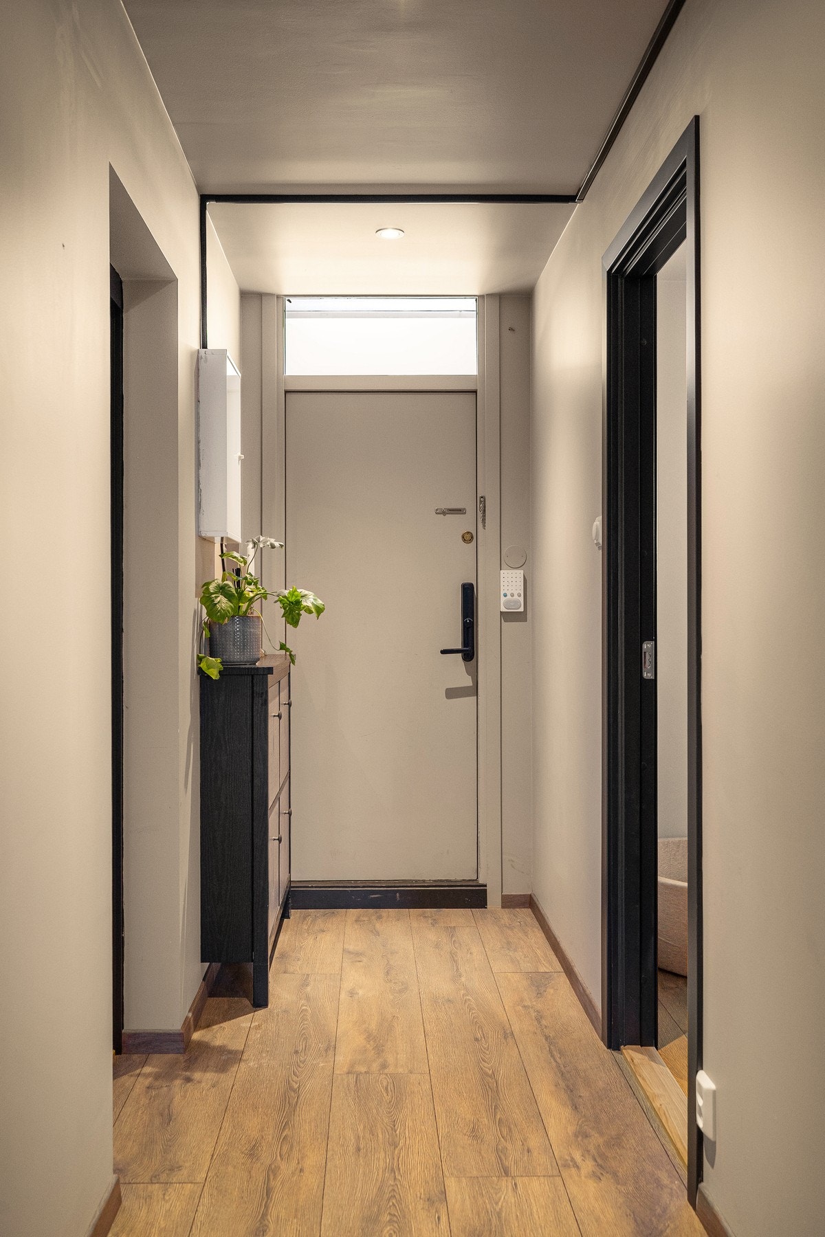 Det er plass til oppbevaringsmøblement og sittebenk, og gangen oppleves ryddig og funksjonell. Galleribilde