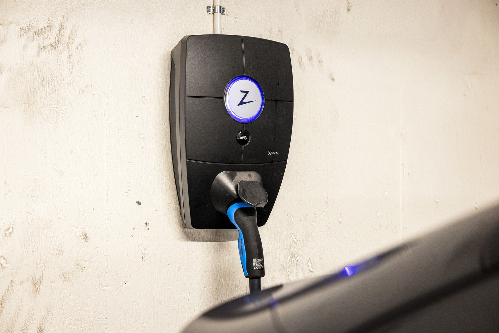 Plassen har installert elbillader, noe som gir enkel og effektiv lading av elbil hjemme. Galleribilde