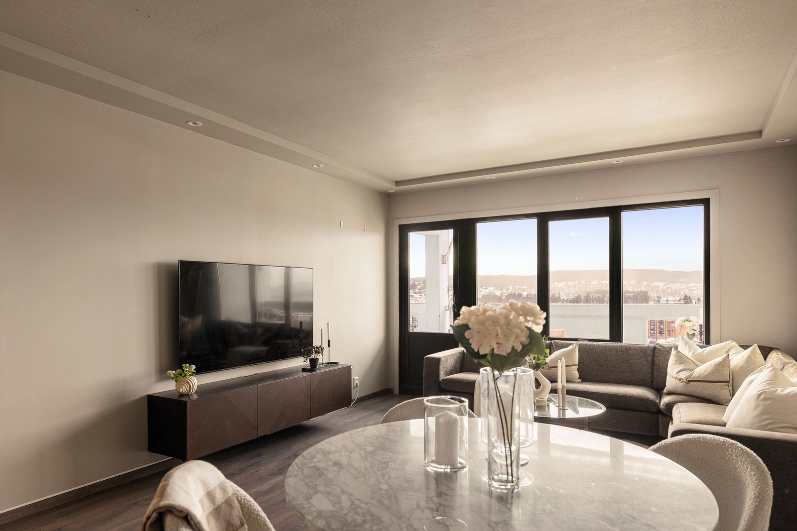 Det er god plass til romslig sofagruppe og TV-løsning, samt delikate veggflater gir et moderne og harmonisk uttrykk. Galleribilde