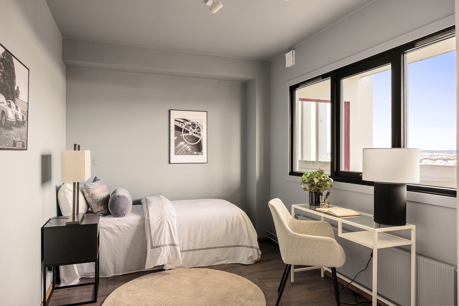 Rommene har plass til seng og skrivebord, og de store vinduene sørger for gode lysforhold. Galleribilde