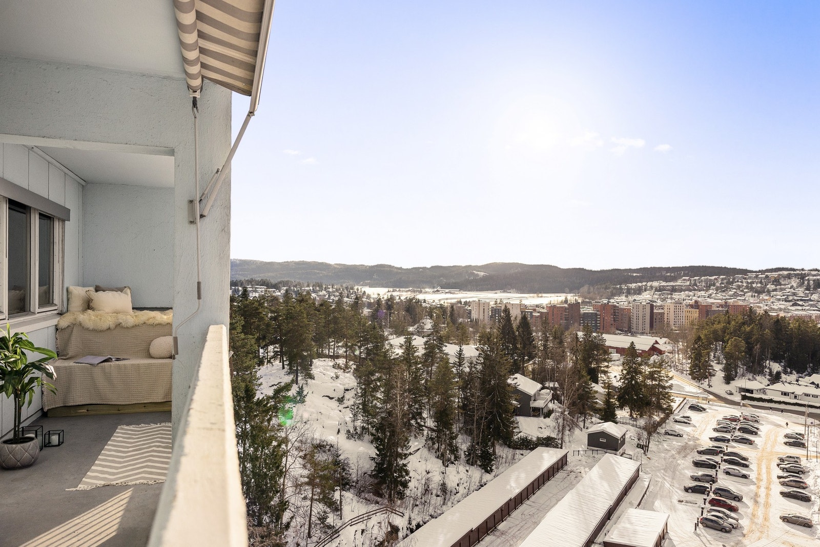 Leiligheten ligger høyt og skjermet, med flott og åpen utsikt uten sjenerende innsyn. Galleribilde