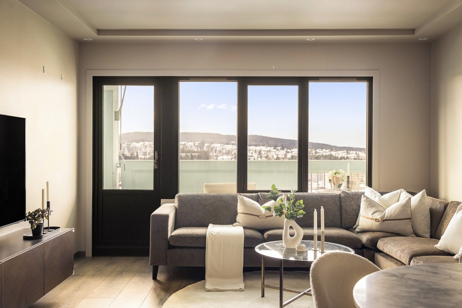 De store vindusflatene slipper inn rikelig med dagslys og gir en fin romfølelse. Galleribilde