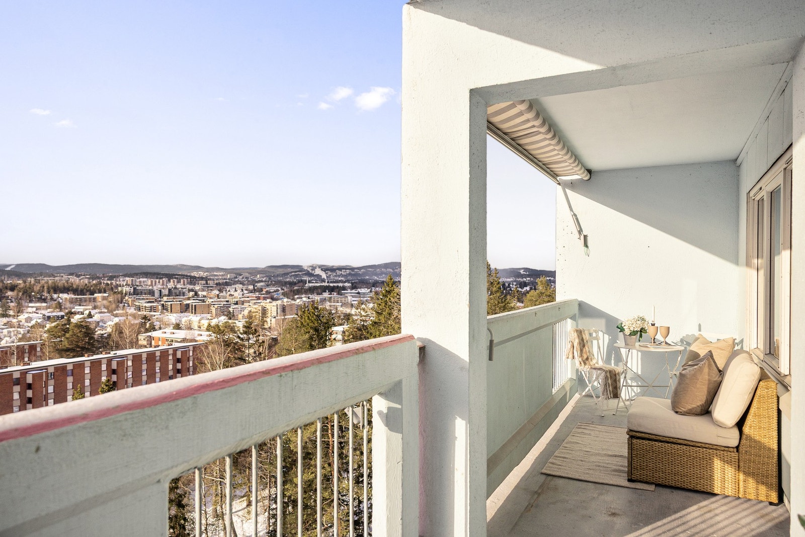 Velkommen til en attraktiv, romslig og familievennlig 4-roms leilighet i 8. etasje på Skårer i Lørenskog. Galleribilde