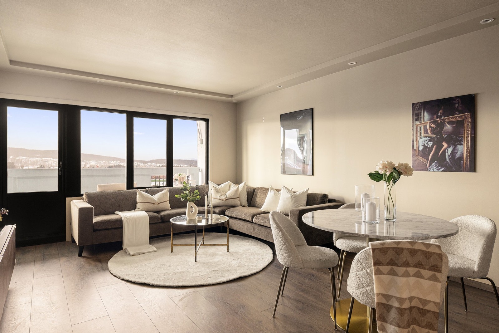 Leiligheten holder en moderne og gjennomgående god standard med vedlikeholdsvennlige overflater og en helhetlig materialbruk. Galleribilde