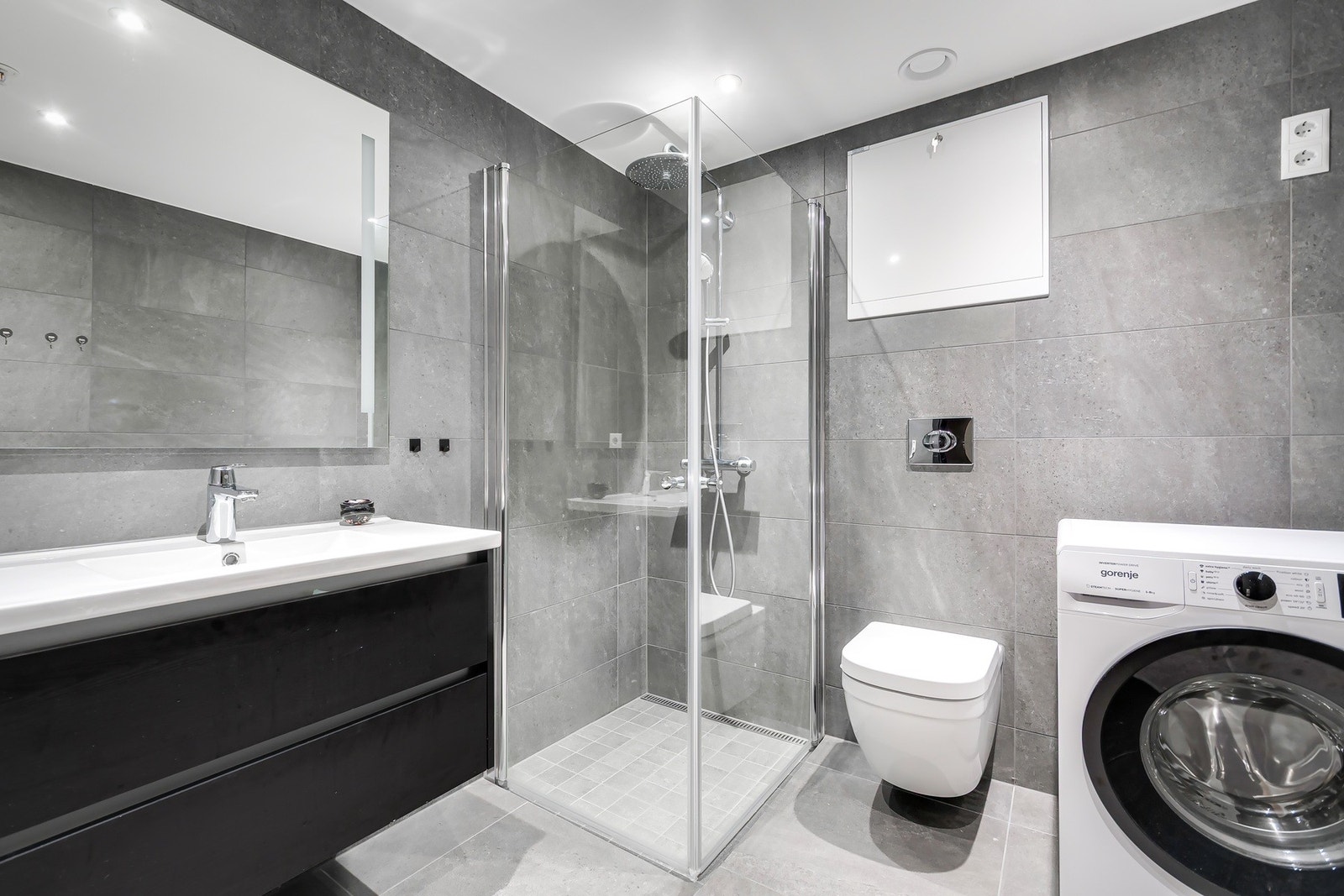 Lekkert flislagt bad, godt med oppbevaring Galleribilde