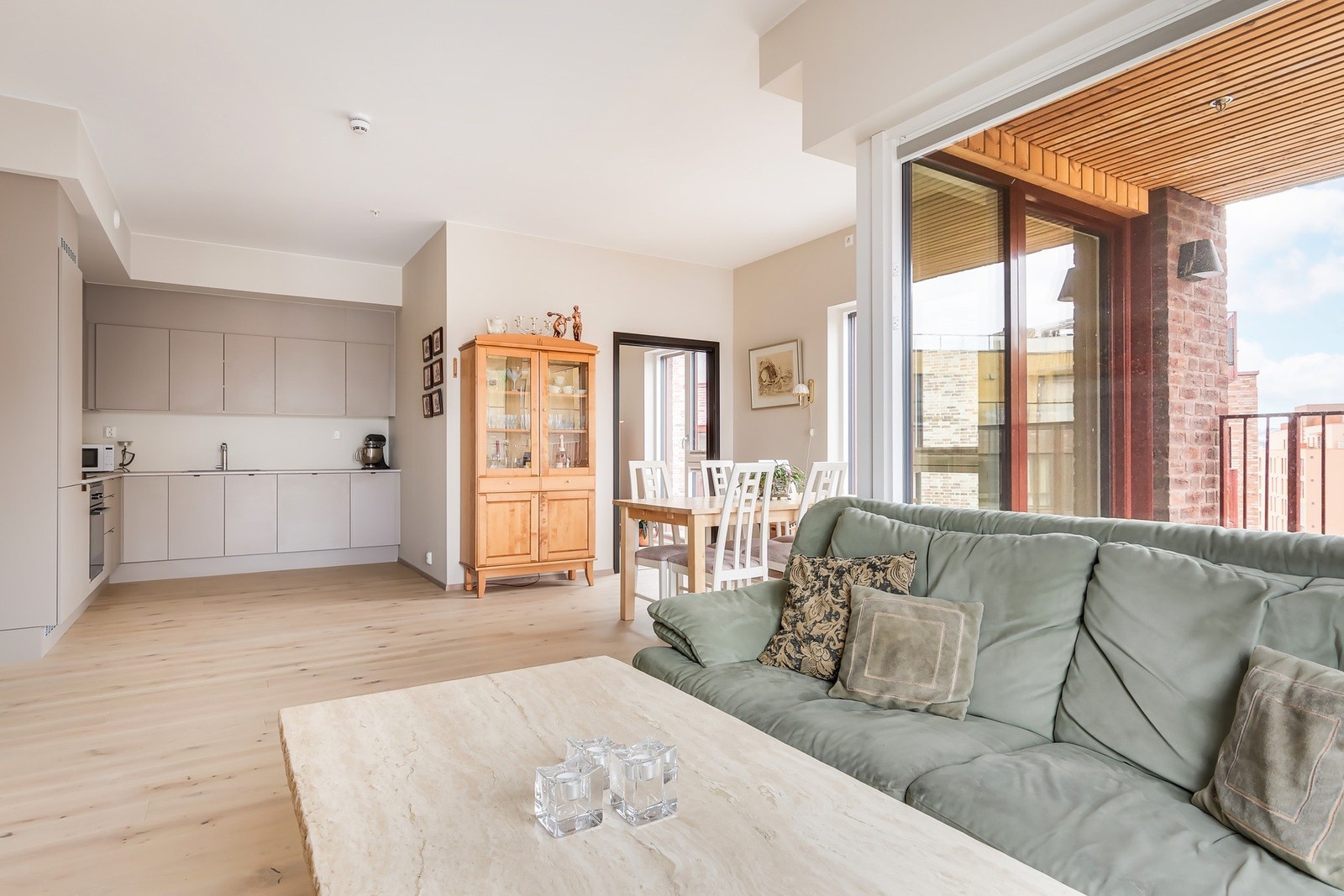 Takhøyden er mål til 2,83 m Galleribilde