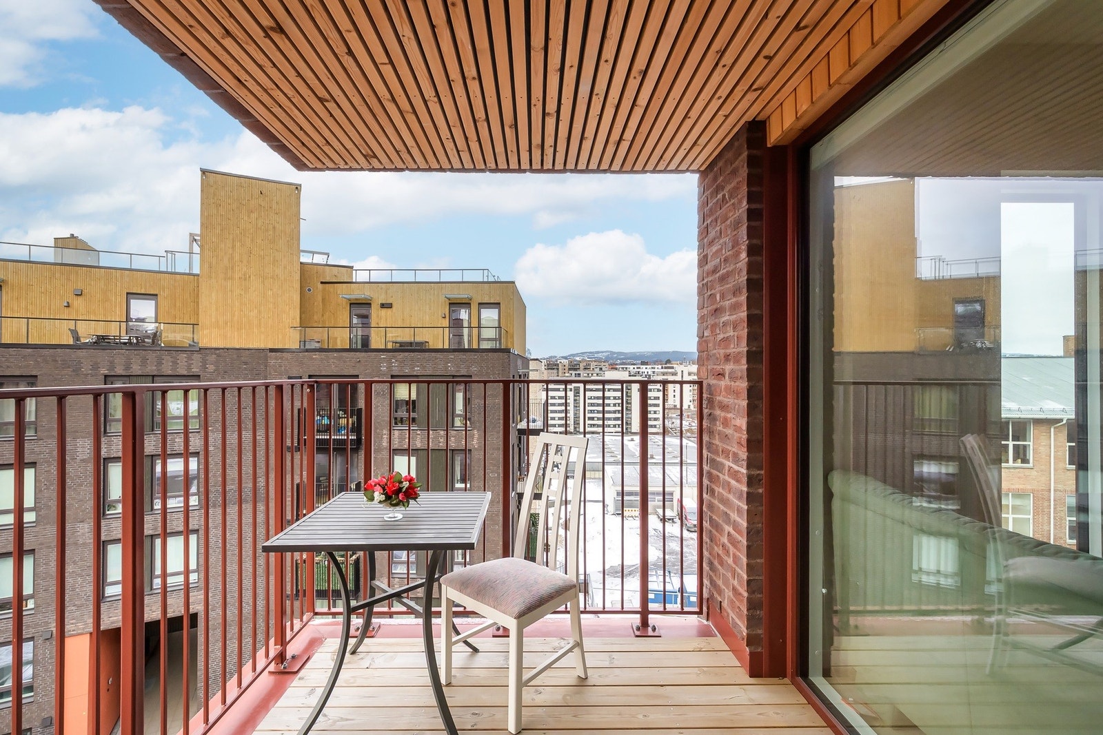 Utgang til solrik balkong på 5 kvm Galleribilde